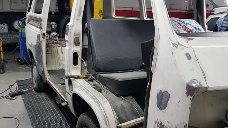Restauro de uma Volkswagen Transporter do ano 1982.