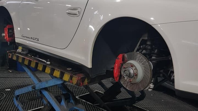 Substitui&ccedil;&atilde;o de pastilhas de trav&atilde;o